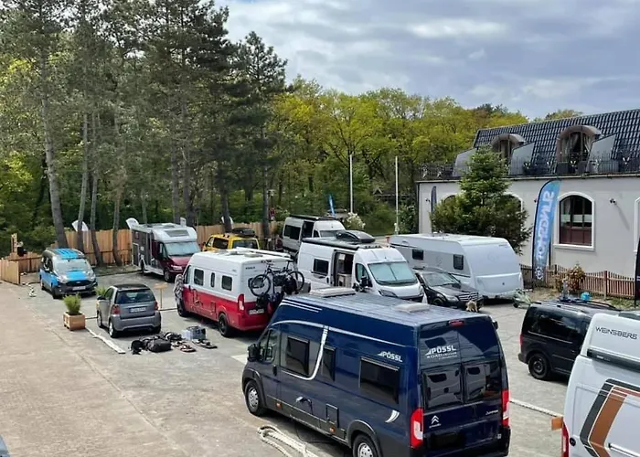 Stellplatz Fuer Wohnmobile Und Bullis Auf Dem Campingplatz Strandgut Kein Bett Vorhanden Leerer Stellplatz