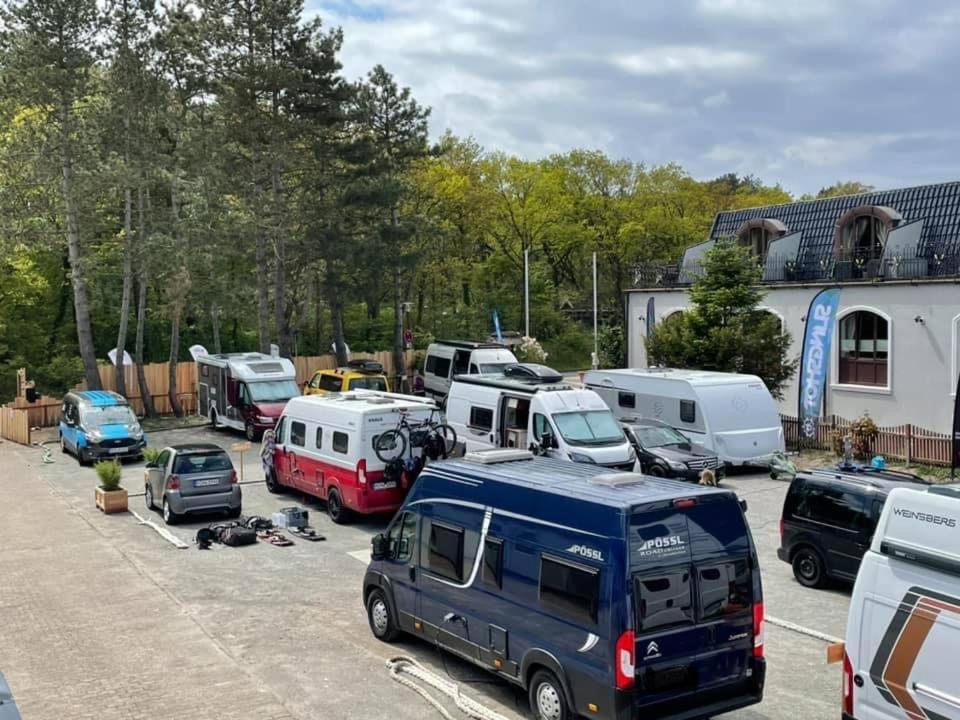 Stellplatz Fur Wohnmobile Und Bullis Auf Dem Campingplatz Strandgut Kein Bett Vorhanden Leerer Stellplatz Campsite Cuxhaven